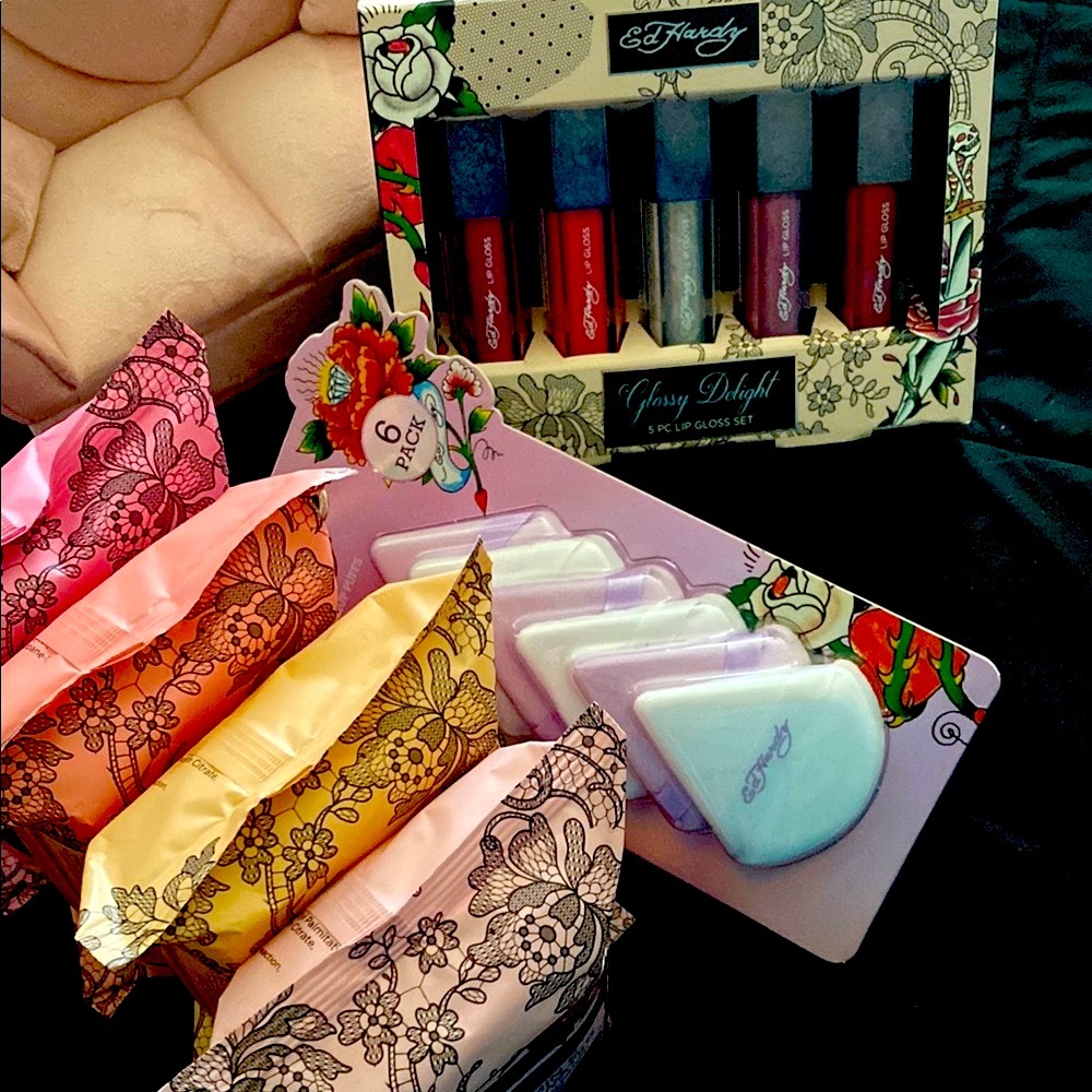 Ed Hardy Lip Gloss, Facial Wipes, & Makeup Puff Set - 15 pieces total ❤️🔥❤️🔥 - Picture 6 of 6